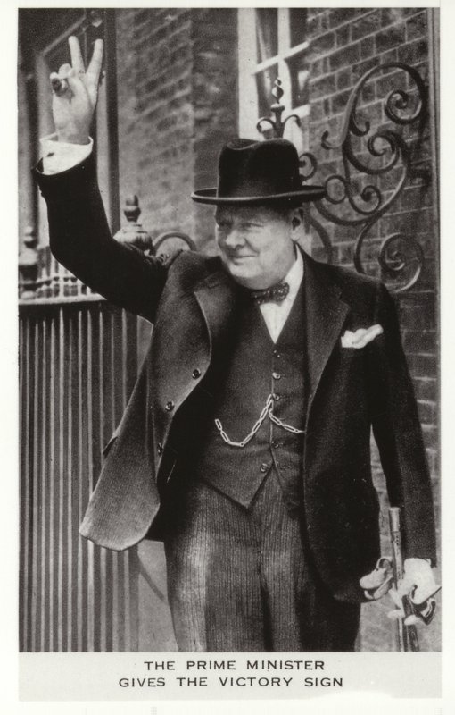 Winston Churchill Downing Street 10 numaranın önünde Zafer işareti yaparken, 5 Haziran by English Photographer