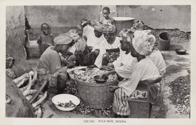 Kola fıstığı soyan kadınlar, Nijerya (s/b fotoğraf) by English Photographer