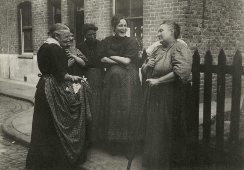 Sokakta konuşan kadınlar, Londra by English Photographer