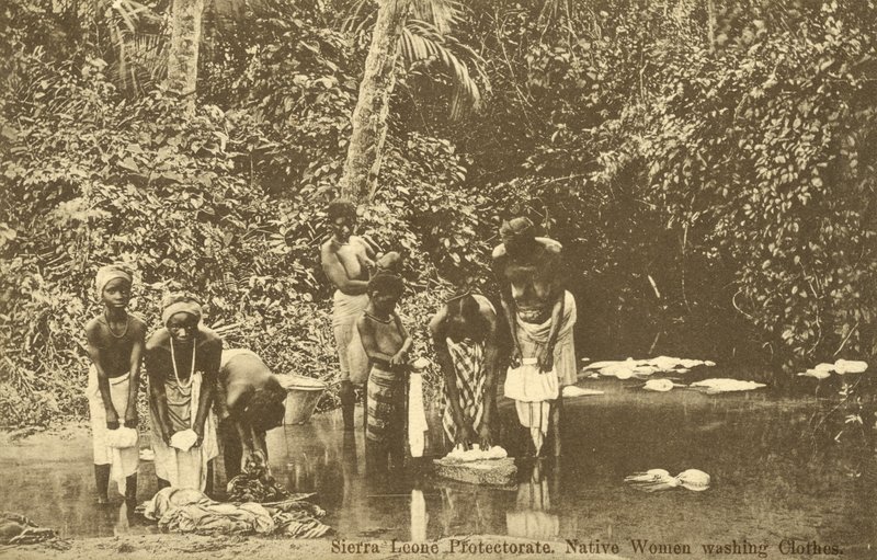 Nehirde çamaşır yıkayan kadınlar, Sierra Leone (s/b fotoğraf) by English Photographer