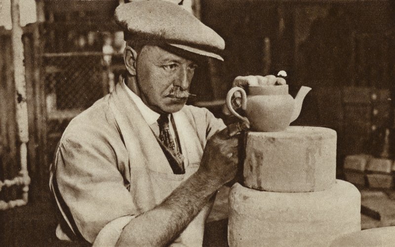 Royal Doulton fabrikalarında çaydanlık üreten işçi, Stoke-on-Trent, Staffordshire (s/b fotoğraf) by English Photographer