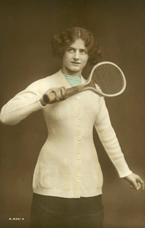 Tenis raketi tutan kız (renkli fotoğraf) by English School