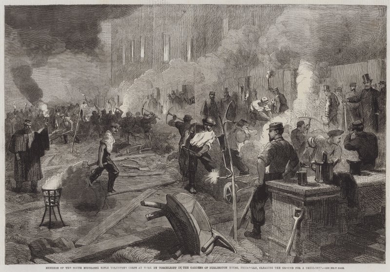 Güney Middlesex Tüfek Gönüllüleri Birliği üyeleri, Piccadilly, Burlington House Bahçelerinde Torchlight Tarafından İş Başında, Drill-Shed için Zemini temizliyor (gravür) by English School