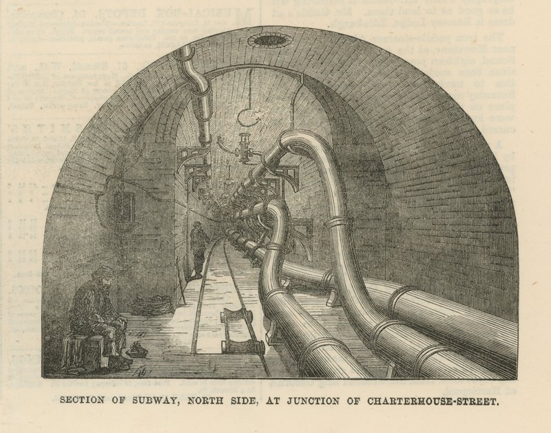 Charterhouse Caddesi kavşağında metro, kuzey tarafı, bölümü by English School