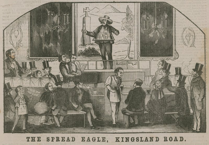 Yayılan Kartal, Kingsland Yolu, Londra by English School