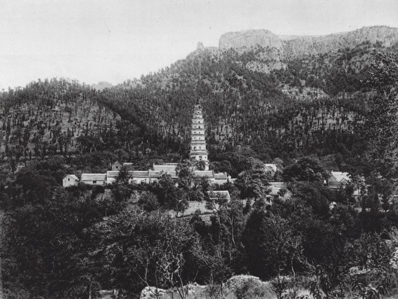 Ling yen sze, Shantung, Animasyonlu Dağ Zirveleri Manastırı (siyah-beyaz fotoğraf) by Ernst Boerschmann