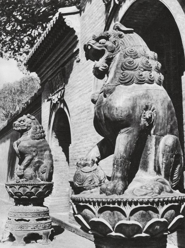 Taiyuanfu, Ta pei sze, Shansi, Tapınak girişindeki bronz aslanlar (b/w fotoğraf) by Ernst Boerschmann