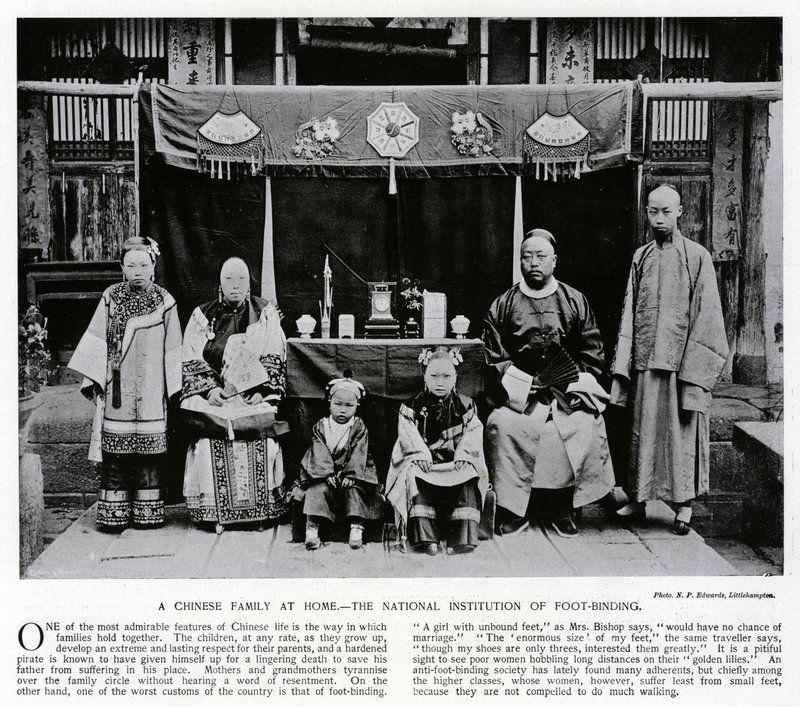 Evde Çinli bir aile, Ulusal Ayak Bağlama Kurumu (s/b fotoğraf) by European Photographer