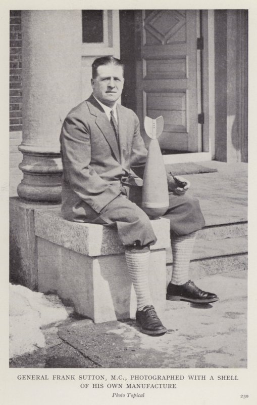 General Frank Sutton, MC, kendi ürettiği bir kabukla fotoğraflandı (s/b fotoğraf) by European Photographer