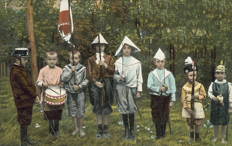 Asker oynayan bir grup erkek (fotoğraf) by European Photographer