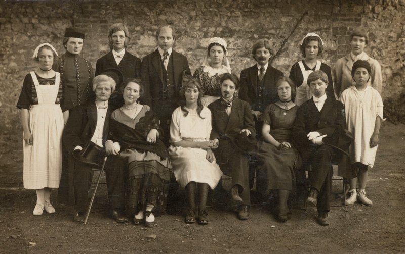 Kostümlü gençlerin grup portresi (s/b fotoğraf) by European Photographer