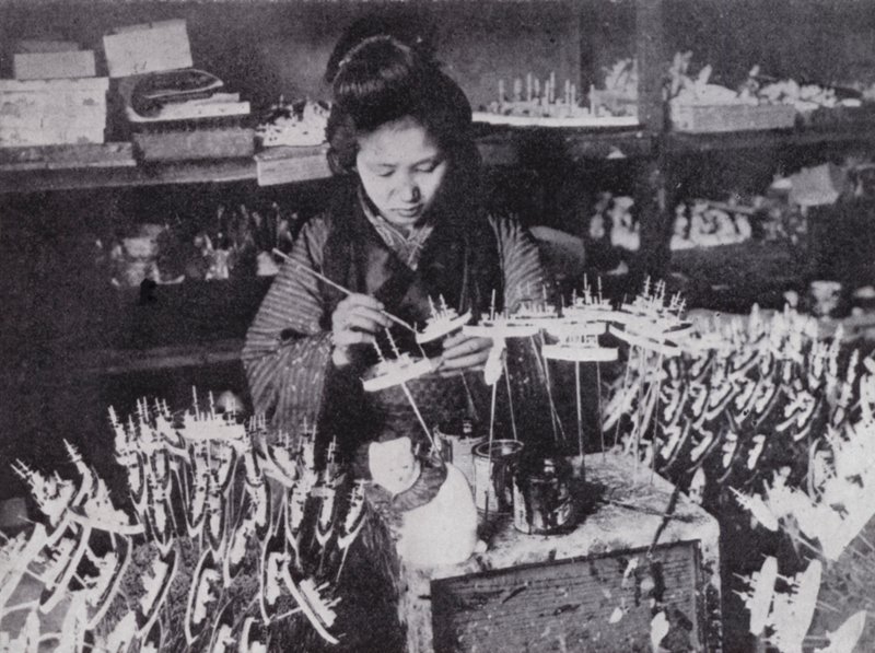 Japon oyuncak yapımı (s/b fotoğraf) by European Photographer