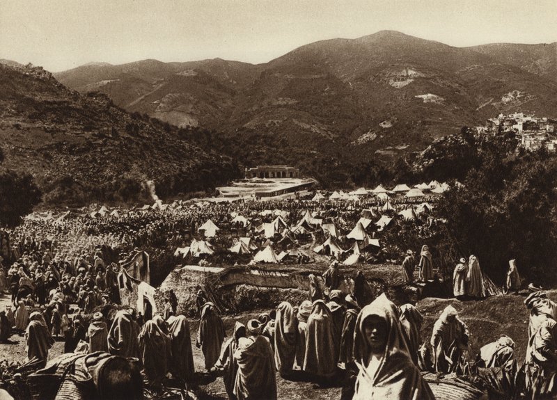 Moulay-Idris, Hacılar kampı (s/b fotoğraf) by European Photographer