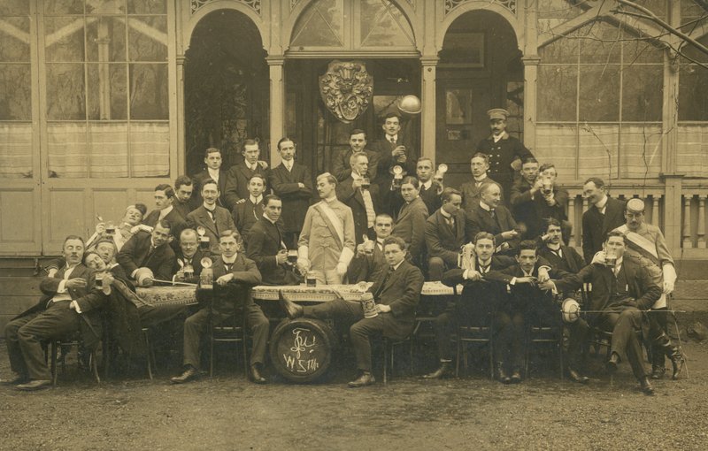 Bir grup erkeğin portresi, muhtemelen bir eskrim kulübü (s/b fotoğraf) by European Photographer