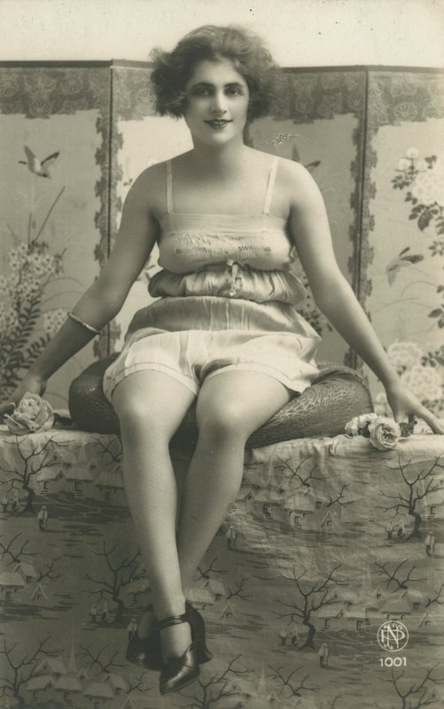İç çamaşırlarıyla oturan bir kadının portresi (s/b fotoğraf) by European Photographer