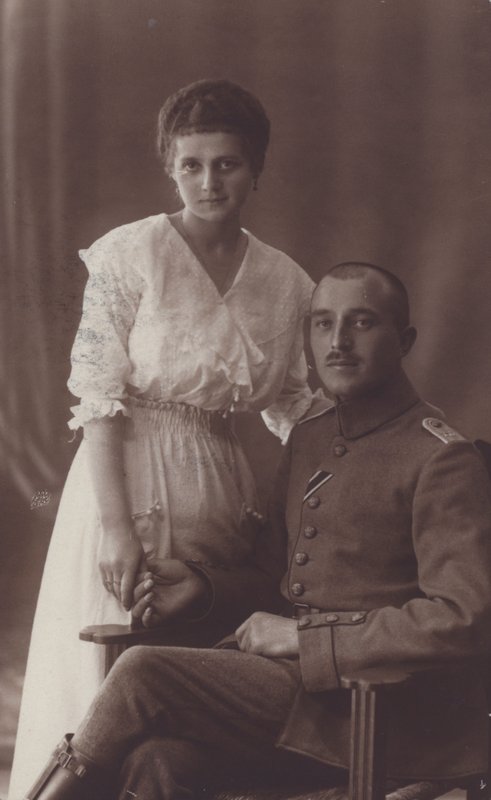 Bir asker ve karısının portresi (s/b fotoğraf) by European Photographer