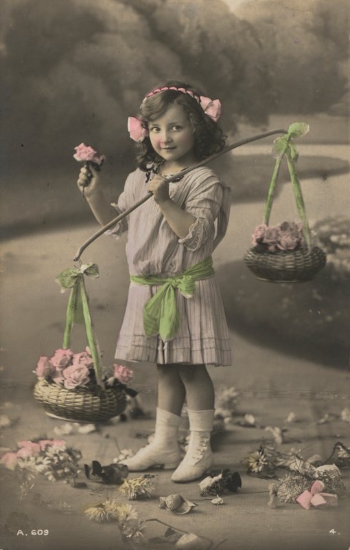 Çiçek sepetleri taşıyan genç bir kızın portresi (fotoğraf) by European Photographer