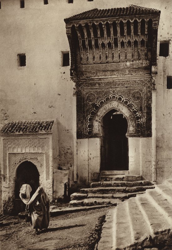 Satılık, Rabat, Medersa Kapısı (s/b fotoğraf) by European Photographer