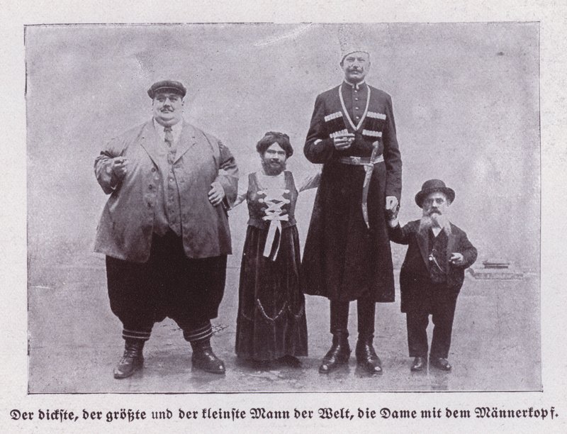 Dünyanın en şişman, en uzun ve en kısa erkeği ve sakallı bir kadın (s/b fotoğraf) by European Photographer