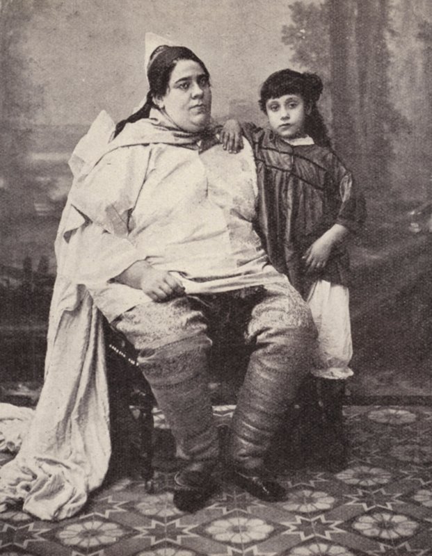 Tunuslu Yahudi kadın ve kızı (s/b fotoğraf) by European Photographer