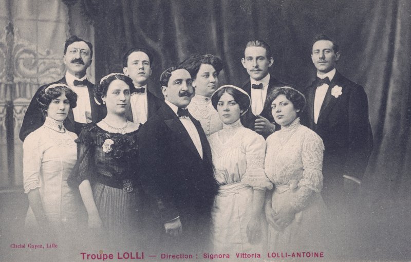 Vittoria Lolli-Antoine ve Troupe Lolli (s / b fotoğraf) by European Photographer