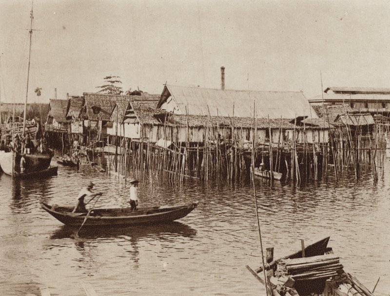 Balıkçı evleri su üzerinde kazıklar üzerine inşa edilmiş, Singapur (s/b fotoğraf) by Ewing Galloway