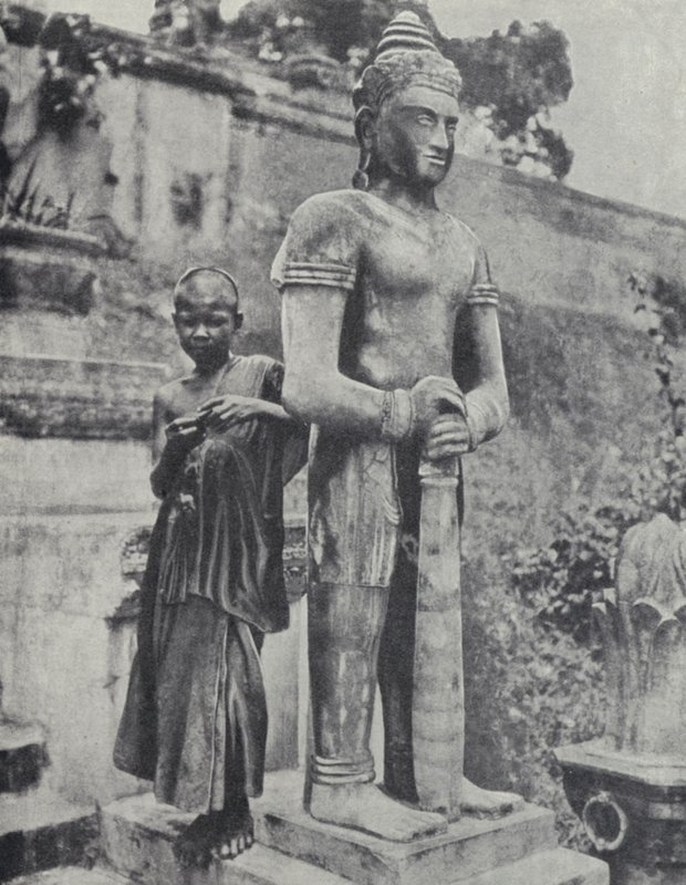Buda heykelinin yanında genç Budist acemi keşiş, Fransız Çinhindi (s/b fotoğraf) by Ewing Galloway