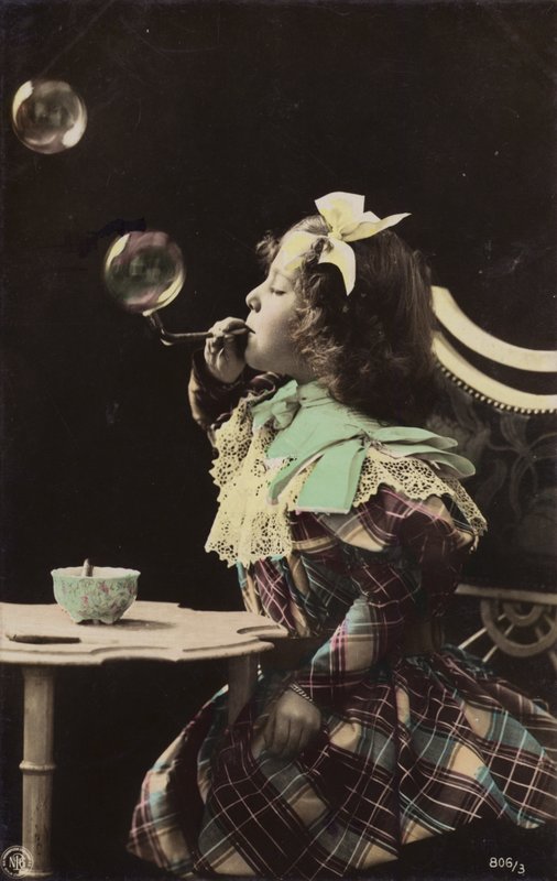Küçük bir kız bir borudan baloncuklar üfler (renkli fotoğraf) by French Photographer