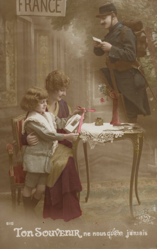Bir anne ve çocuk, asker babaları için bir mektup hazırlıyor (renkli fotoğraf) by French Photographer