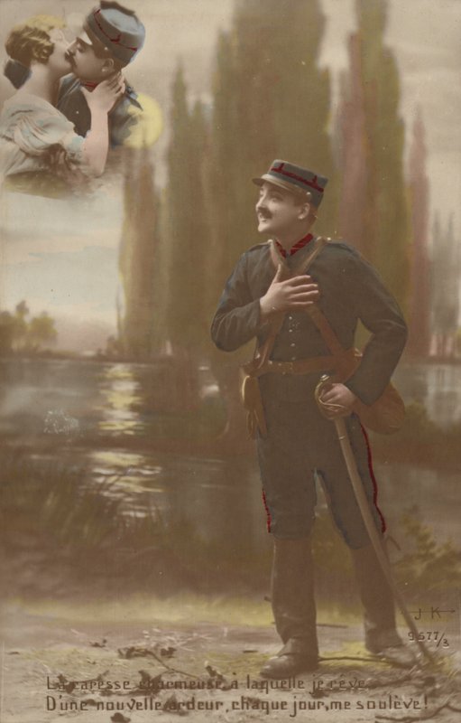 Bir asker sevgilisiyle öpüştüğünü hayal ediyor (renkli fotoğraf) by French Photographer