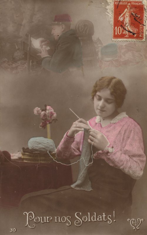 Genç bir kadın eve mektup yazan askerini düşünerek örgü örüyor (renkli fotoğraf) by French Photographer