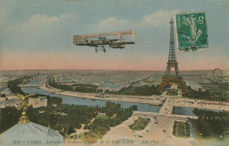Paris, Fransa'da Eyfel Kulesi'nin etrafında dönen uçak. 1913 yılında gönderilen kartpostal. by French Photographer