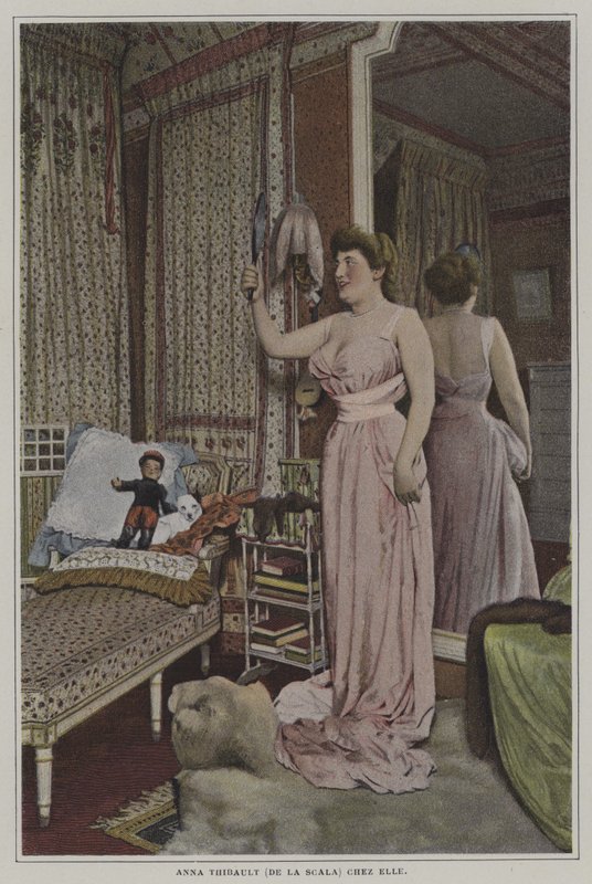 Anna Thibault, Fransız şarkıcı, La Scala, Paris, evde (renkli fotoğraf) by French Photographer
