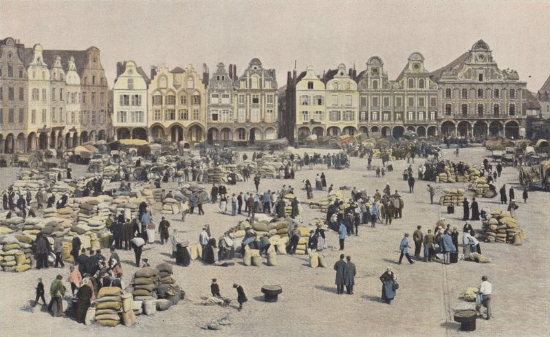 Arras, La Grande Place, tahıl yürüyüşüyle ​​dolu bir gün by French Photographer