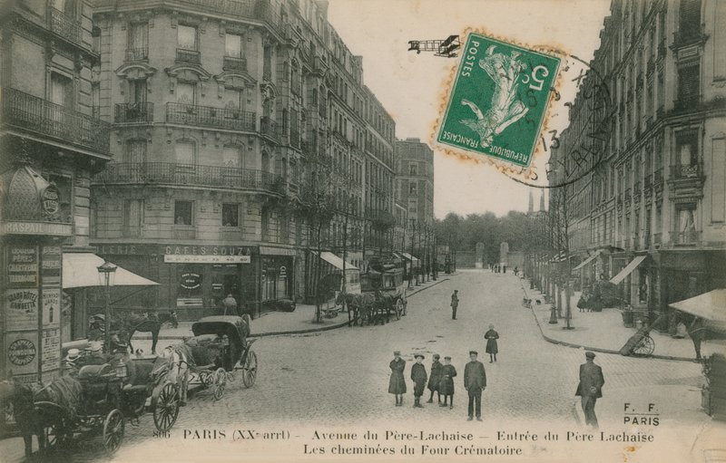 Paris, Fransa'nın 20. bölgesinde Avenue du Pere-Lachaise. Pere Lachaise mezarlığına giriş ve krematoryum bacaları ile sokak manzarası. 1913 yılında gönderilen kartpostal. by French Photographer