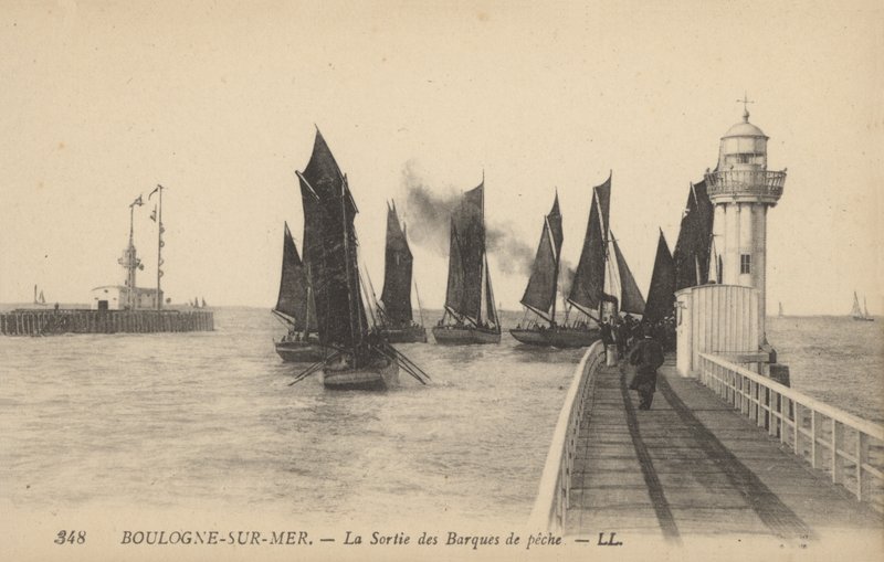 Boulogne-sur-Mer, Balıkçı Teknelerinden Ayrılırken (s/b fotoğraf) by French Photographer