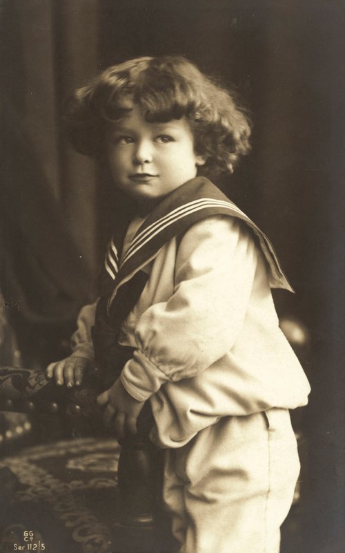 denizci kıyafeti giyen çocuk by French Photographer