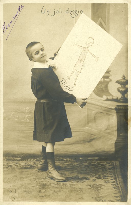 Çizimi olan çocuk (s/b fotoğraf) by French Photographer