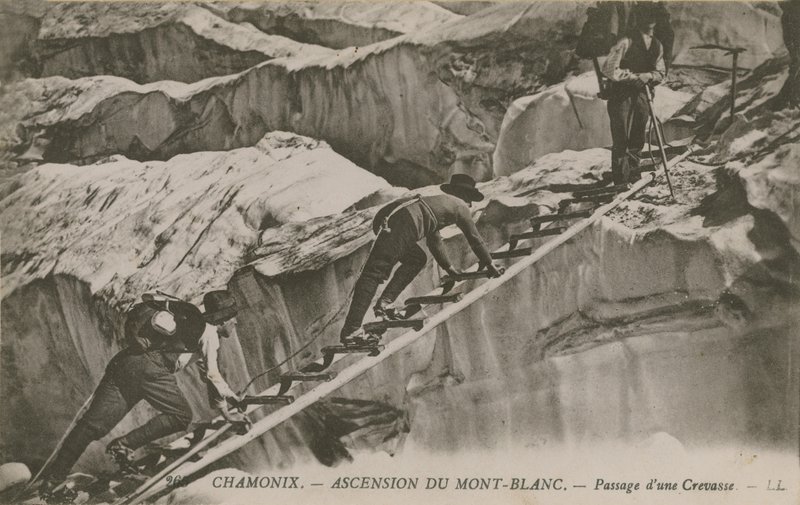 Chamonix - Mont Blanc'ın yükselişi. Bir yarıktan geçen dağcılar. 1913 yılında gönderilen kartpostal. by French Photographer
