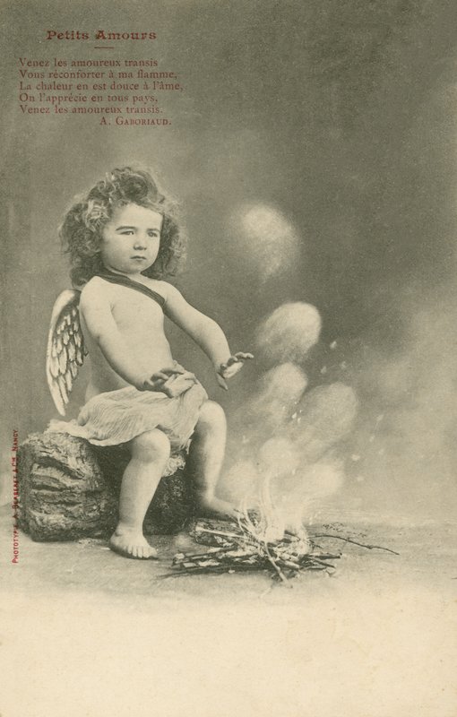Ateşin yanında oturan Kerub (s/b fotoğraf) by French Photographer