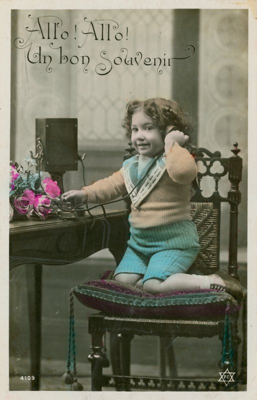 Telefon kullanan çocuk by French Photographer