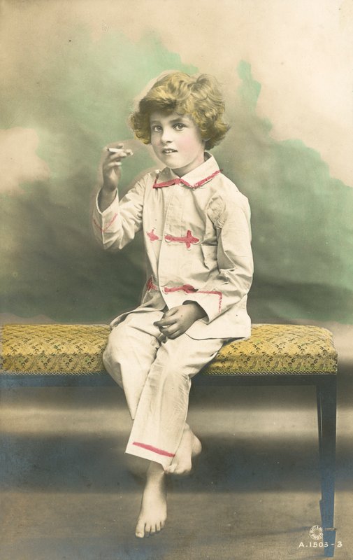 Çocuk, pijama giyiyor, sigara içiyor by French Photographer