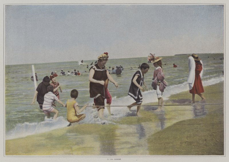 Sahilde iple oynayan çocuklar (renkli fotoğraf) by French Photographer