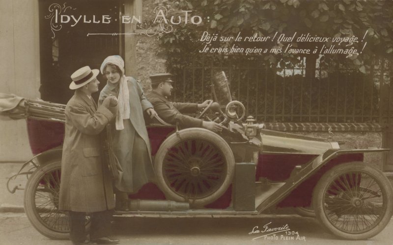 Bir motorlu araba ile çift (renkli fotoğraf) by French Photographer