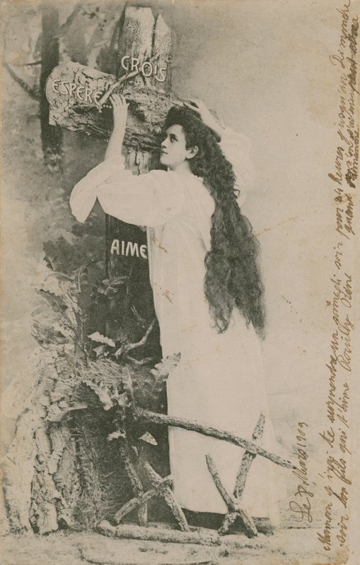 Crois Espere Aime (Umut Aşka İnan). 1913 yılında gönderilen kartpostal. Sağ kenardaki el yazısı, aile üyeleri arasındaki kişisel mesajdır. by French Photographer