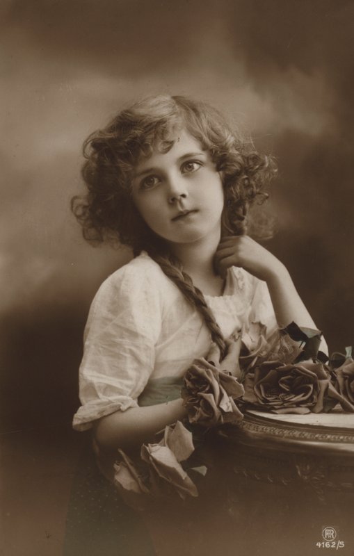 Güllü şirin kız by French Photographer