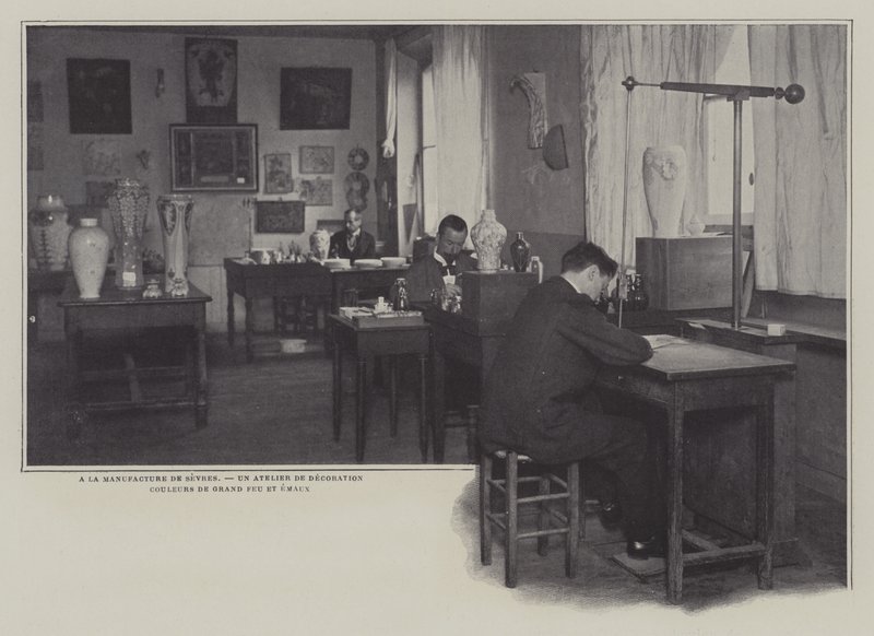 Fransa Sevres porselen fabrikasında dekorasyon atölyesi (s/b fotoğraf) by French Photographer