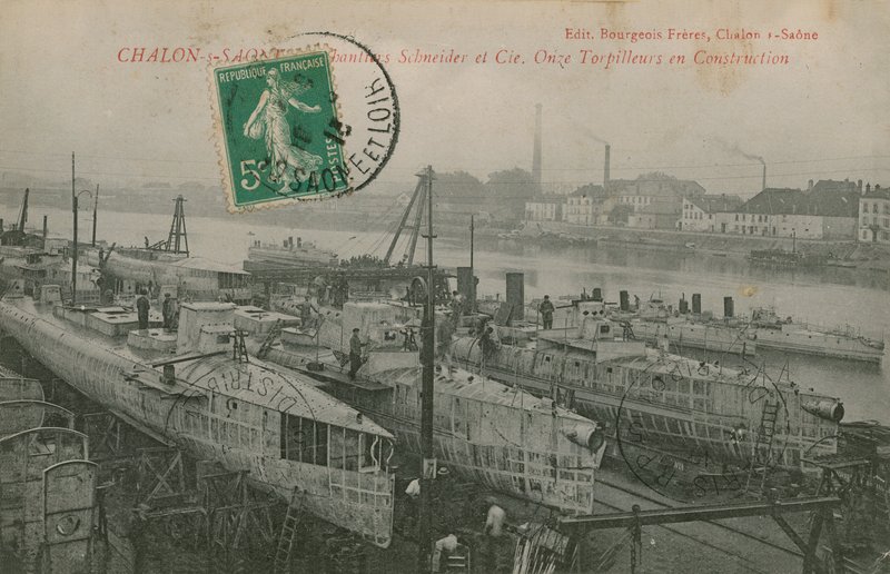 Doğu Fransa'daki Chalon-sur-Saone'da Schneider and Co tarafından yapım aşamasında olan on bir torpido botu. 1913 yılında gönderilen kartpostal. by French Photographer
