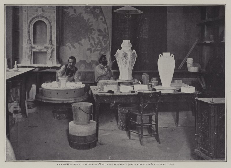 Fransa, Sevres porselen fabrikasında fırça ile emaye kaplama (s/b fotoğraf) by French Photographer