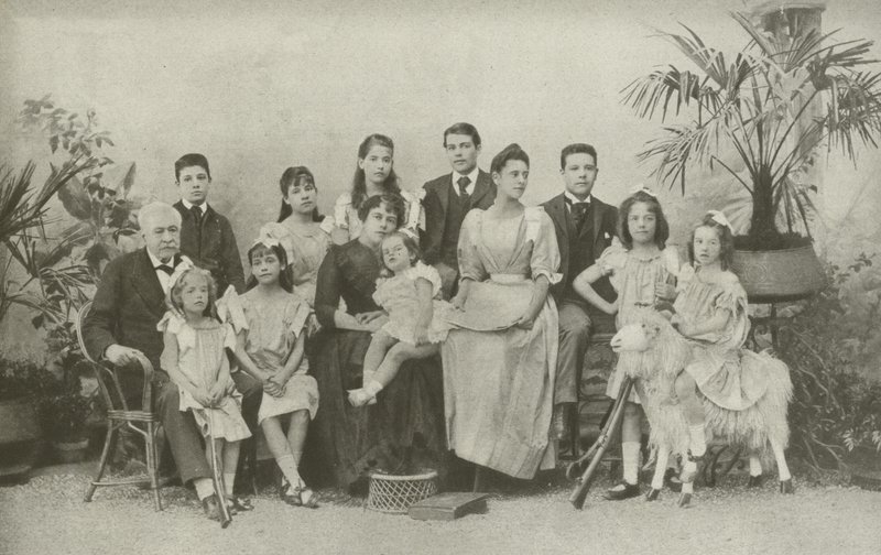 Ferdinand De Lesseps, eşi ve çocukları ile (s/b fotoğraf) by French Photographer
